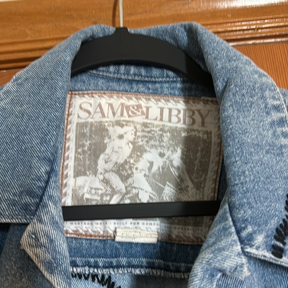 Retro style denim jacket. - Picture 2 of 5